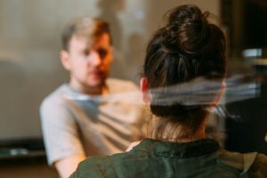Una donna e un uomo a confronto. Immagine di copertina di un articolo di Percorsi di Secondo Welfare sul Poverty-Aware Social Work Paradigm