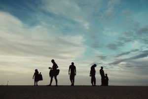 Persone davanti al cielo. Immagine di copertina di un articolo di Percorsi di Secondo Welfare sulle novità del welfare aziendale in materia di istruzione e assistenza (agosto 2026)